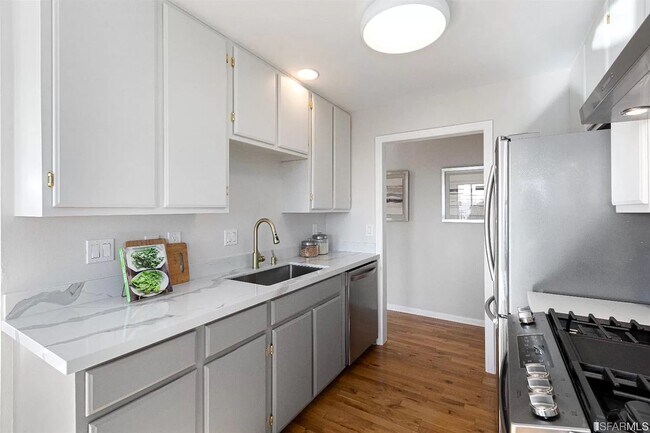 Building Photo - 999 Wisconsin St