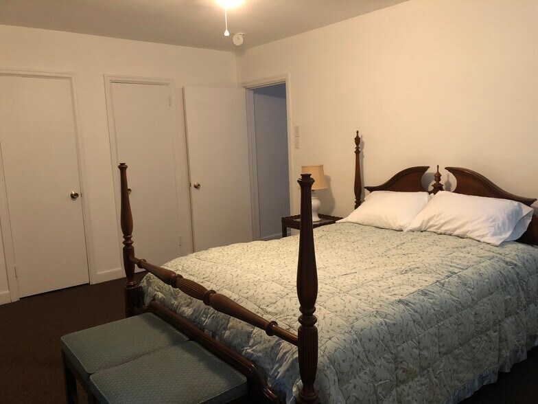 Main bedroom2 - 216 Green Ave