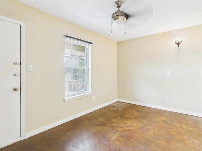 Building Photo - 2302 East Side Dr