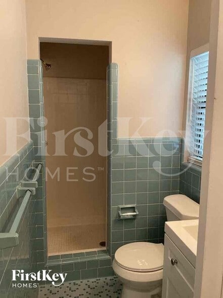 Building Photo - 1369 Malverne Ave