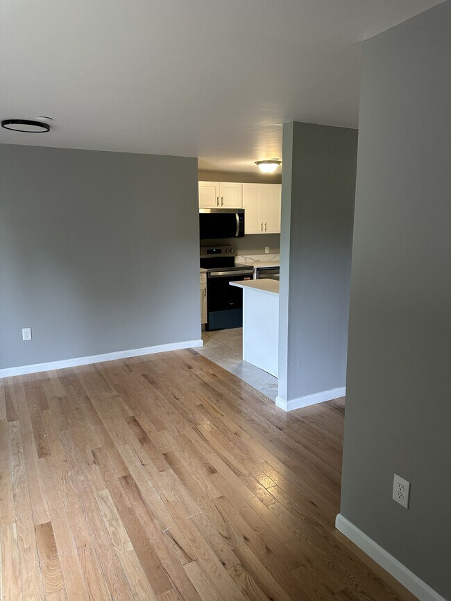 Building Photo - 412 Elmwood Dr