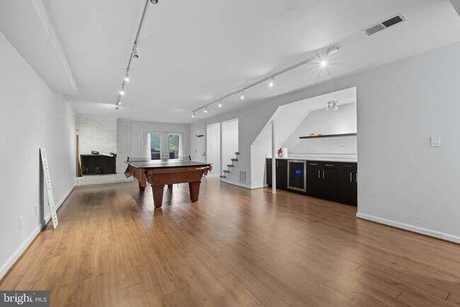 Building Photo - 6251 Lakeview Dr