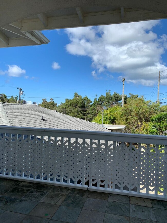 Building Photo - Liliha: 2 Bed, 1 Bath + Den Duplex w/ 1 Parking Spot - Includes Utilities!