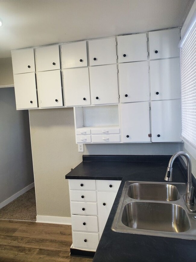 Building Photo - Nice Sized Yard