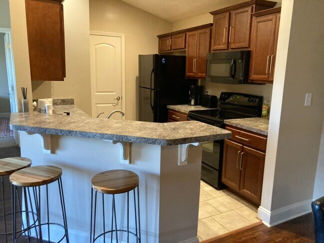 Building Photo - Top floor, fully furnished, with balcony-  Perfect for Professionals- Near shops & restaurants