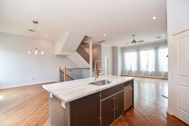 Building Photo - 748 W 16th St