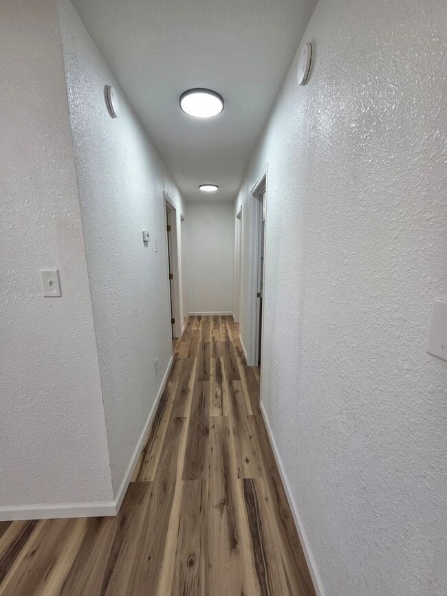 Building Photo - Beautifully Remodeled 3 Bed/2 Bath Apartment