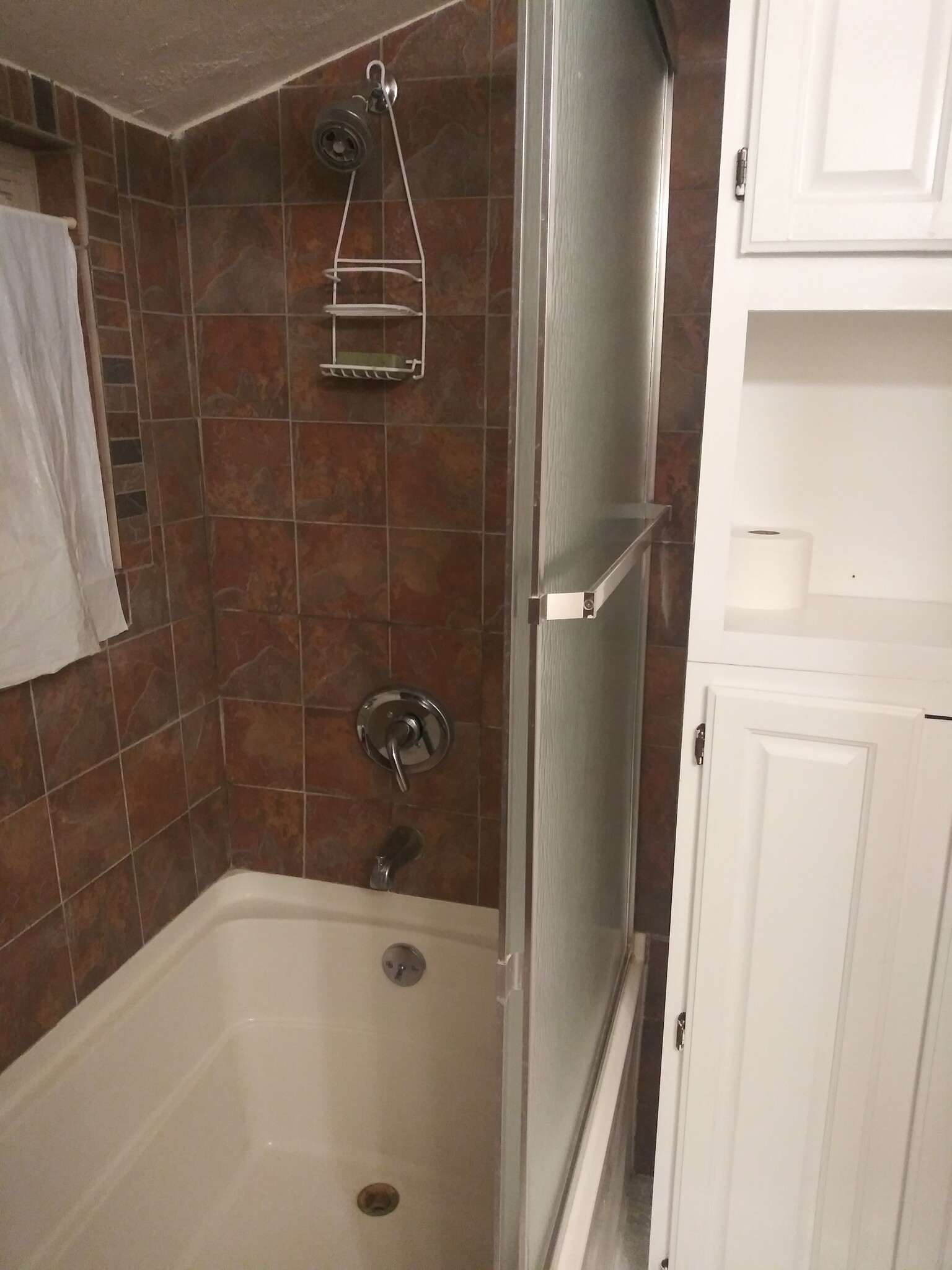 Tiled tub and shower - 8285 Green Ln