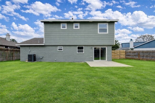 Building Photo - 7411 Trabajo Dr