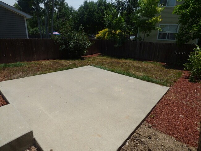 Building Photo - Beautiful 3 Bedroom 2 Bath Townhome with 2...