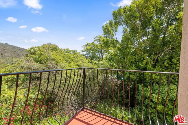 Building Photo - 2492 Banyan Dr
