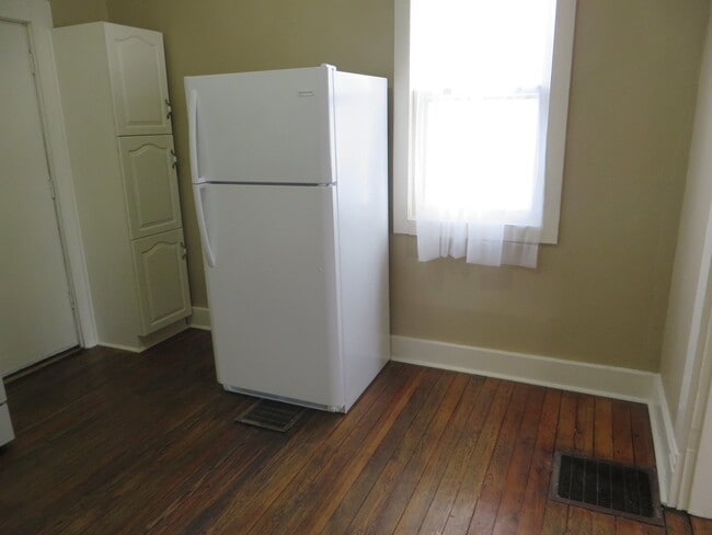 Building Photo - February - One Bedroom Cottage House in the Heart of Downtown (West Central, Downtown)