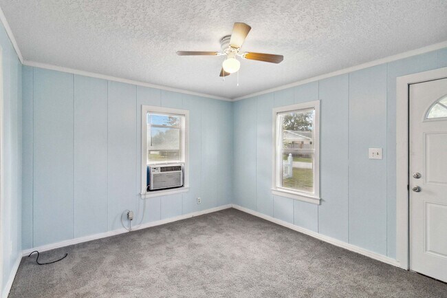 Building Photo - PENDING APPLICATION- Charming 1/1 Home in ...