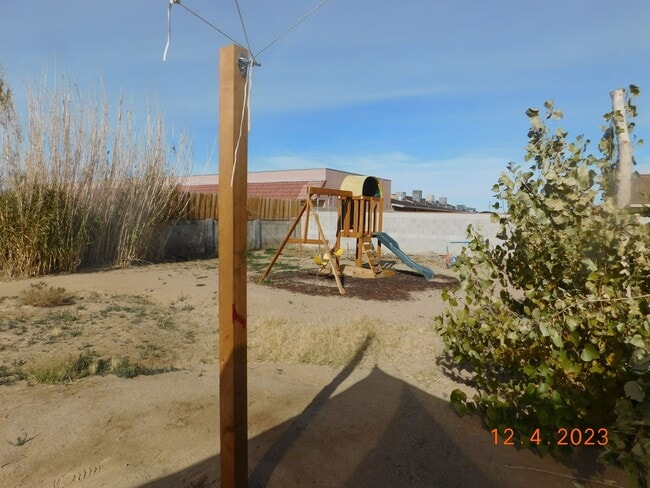 Building Photo - Spacious 3-bedroom, 2-bathroom home