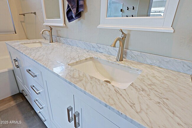 Building Photo - 6939 E Bramble Berry Ln