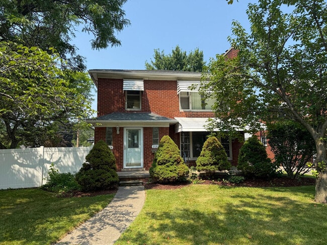 Building Photo - 2082 Vernier Rd