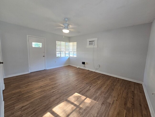 Building Photo - Cute Studio Duplex in Downtown Sarasota Available Now!