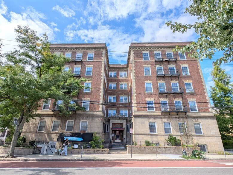 Building Photo - 32 College Ave