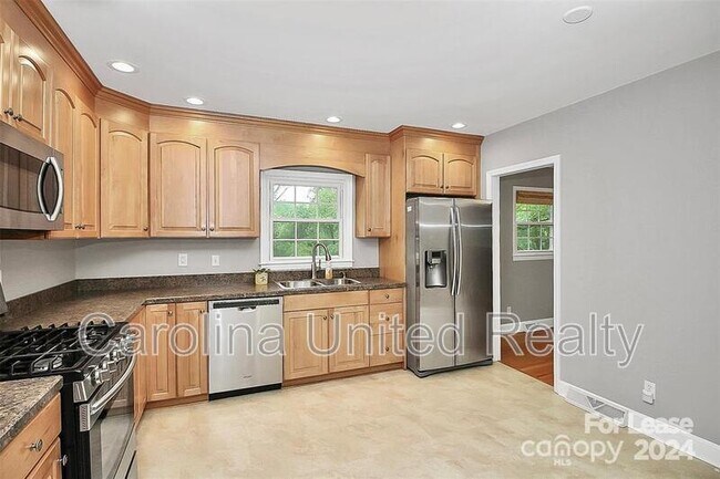 Building Photo - 6908 Lancer Dr
