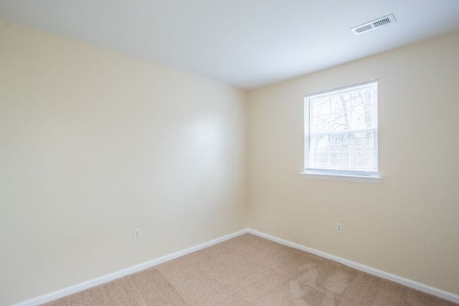 Building Photo - Great - 2 BEDROOM - Bright Open Floor Plan !!