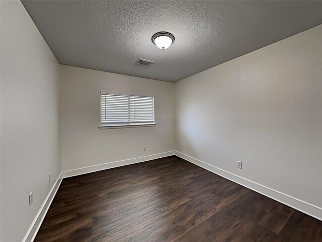 Building Photo - 820 Dragonfly Dr