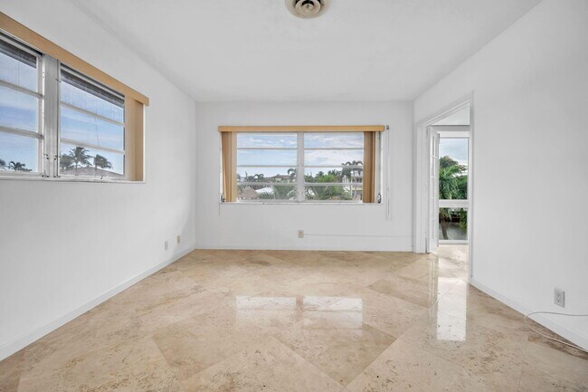 Building Photo - 2400 NE 36th St