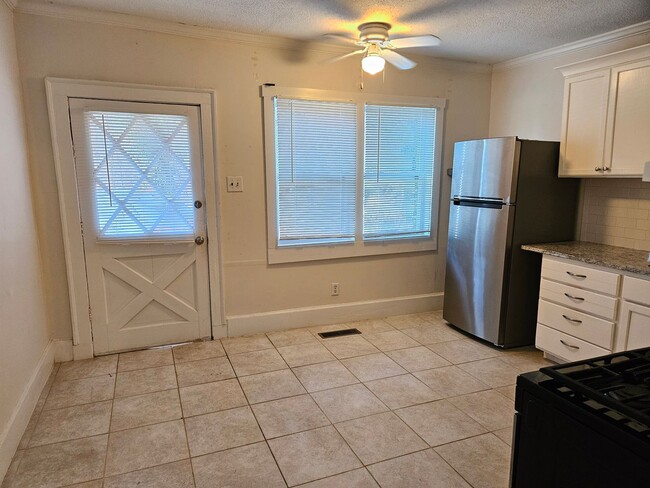 Building Photo - Rare 2 bedroom 1 bath unit located in Mabl...