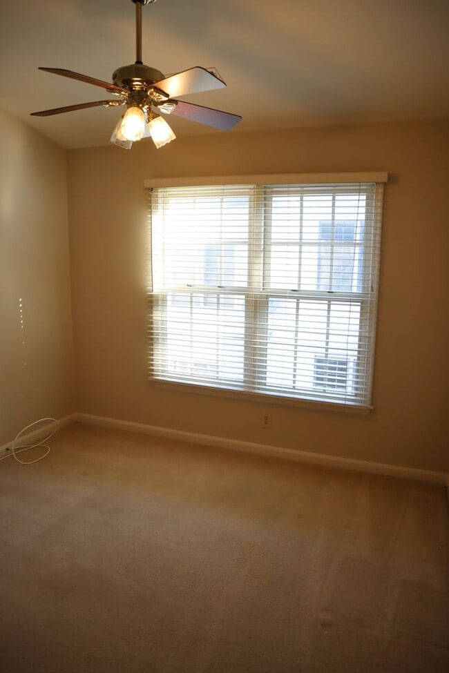 Building Photo - Premium Townhome in Kentlands Hill District