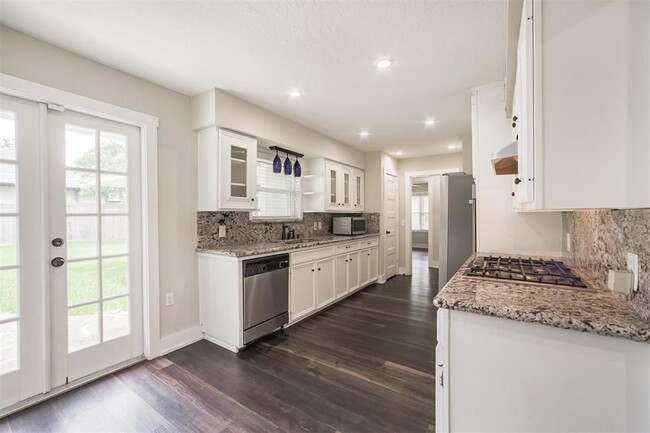 Building Photo - 4924 Mimosa Dr