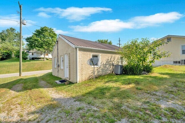 Building Photo - 3361 Bloomingdale Rd