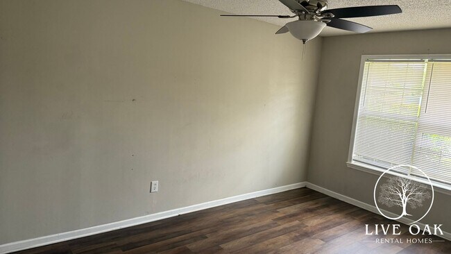 Building Photo - MOVE-IN SPECIAL: $500 OFF 1st MONTH'S RENT!**