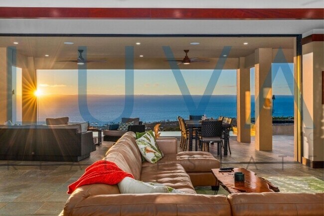 Building Photo - 4 bedroom 3.5 bathroom home with pool