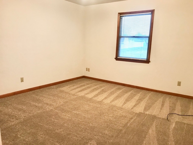 Building Photo - 547 Circle Pine Dr