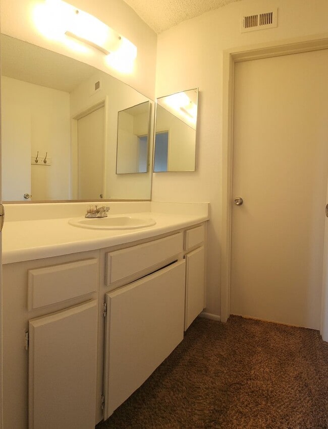 Building Photo - West End Ventura 3 bedroom townhome with attached garage and spacious yard