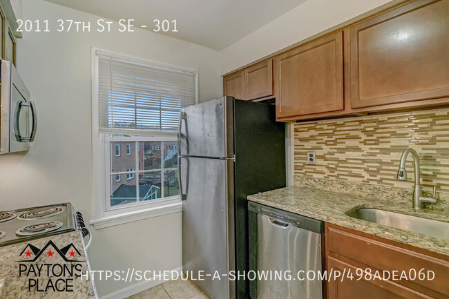 Building Photo - Spacious condo unit in well kept building.