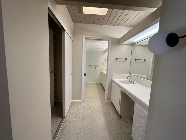 Building Photo - 3169 S Bentley Ave