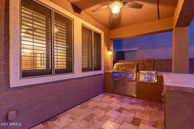 Building Photo - Eagle Glen Cul-de-sac Beauty