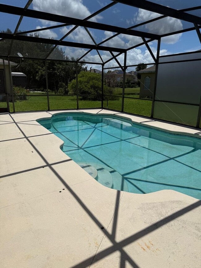 Building Photo - 5 bedroom, 3.5 bath Pool Home