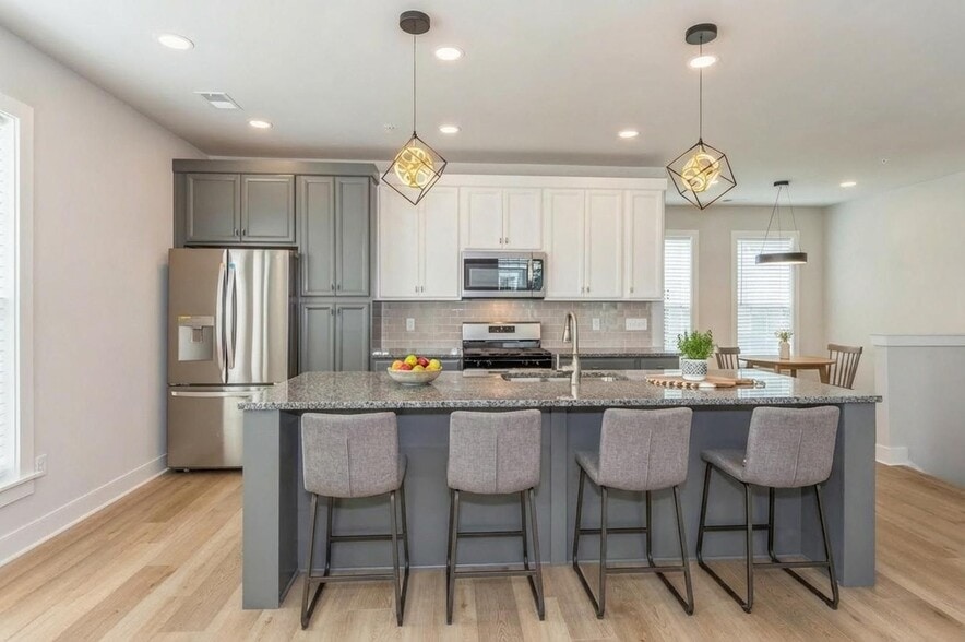 Building Photo - 701 Halcyon Ln