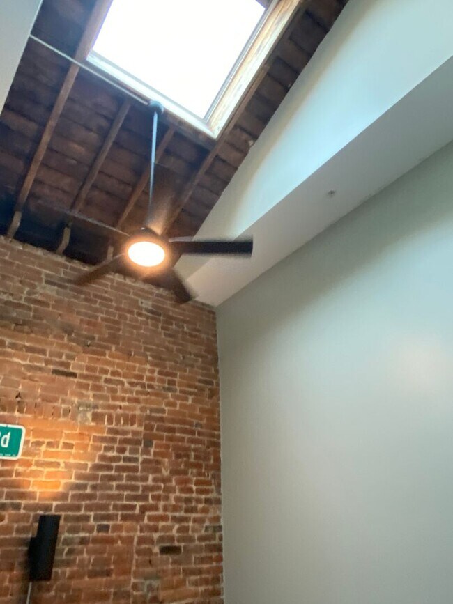 Building Photo - 108 W 6th St