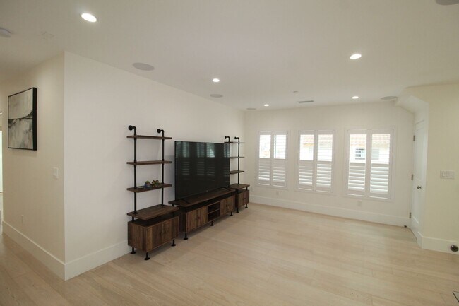 Building Photo - Oxnard Shores: Huge Rooftop Deck w/Ocean Views!