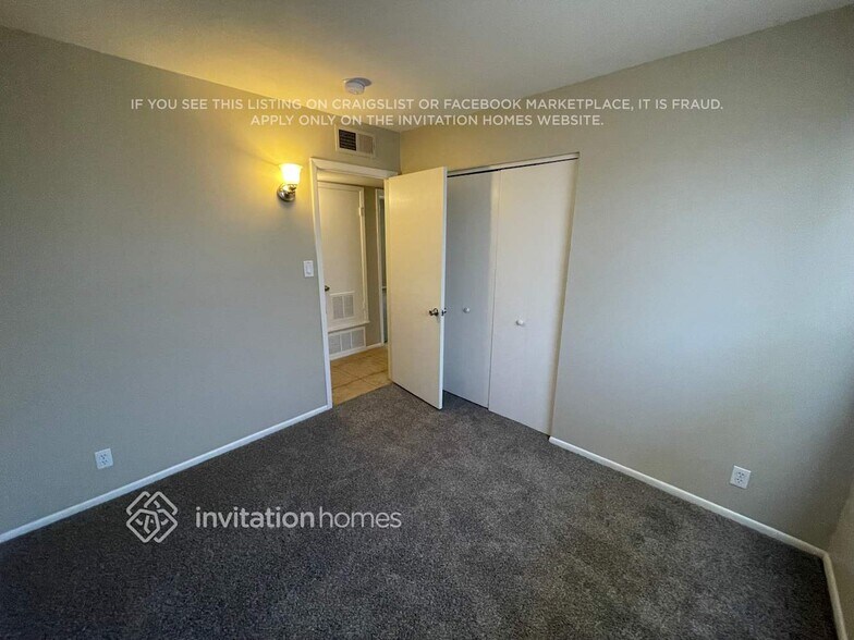 Building Photo - 823 W 17th Pl