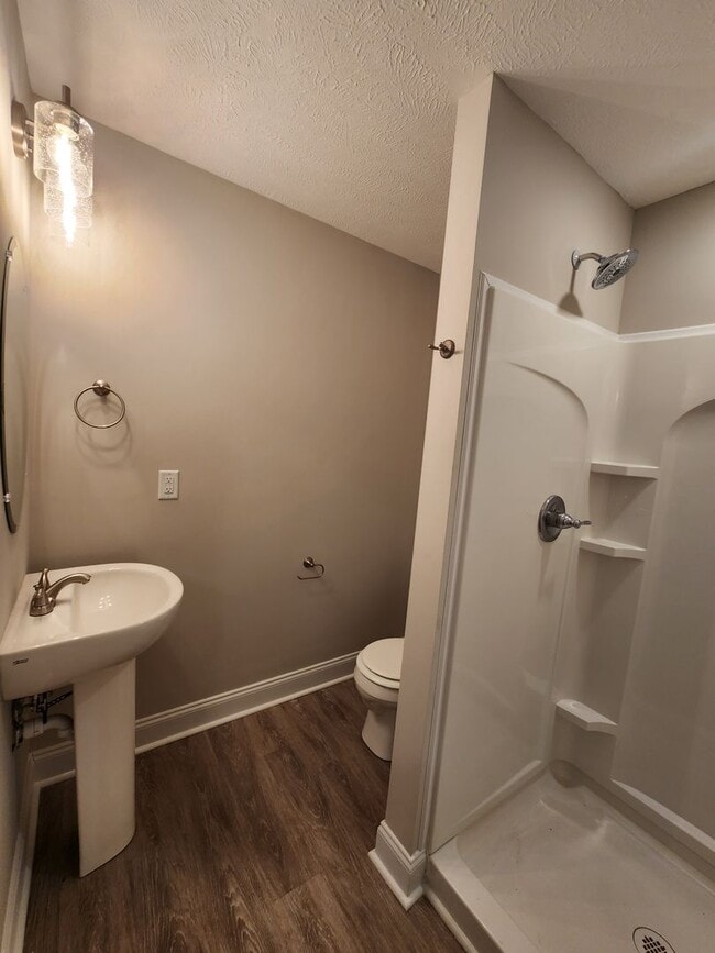 Building Photo - 3 Bedroom 3 Bath End Unit Townhome