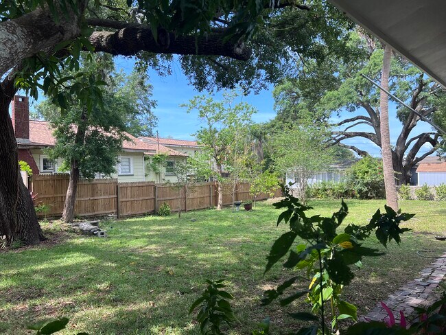 Building Photo - 1500 N Osceola Ave