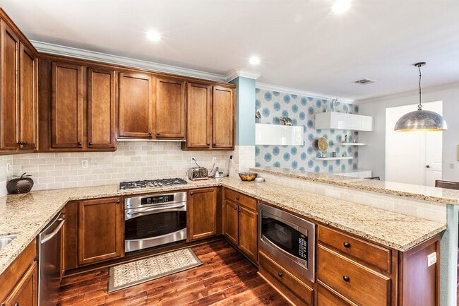 Building Photo - Large 3 Bed 2.5 Bath Home Available In Eas...