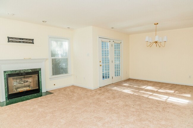 Building Photo - Lovely 3 bedroom, 2.5 Bathroom townhouse s...