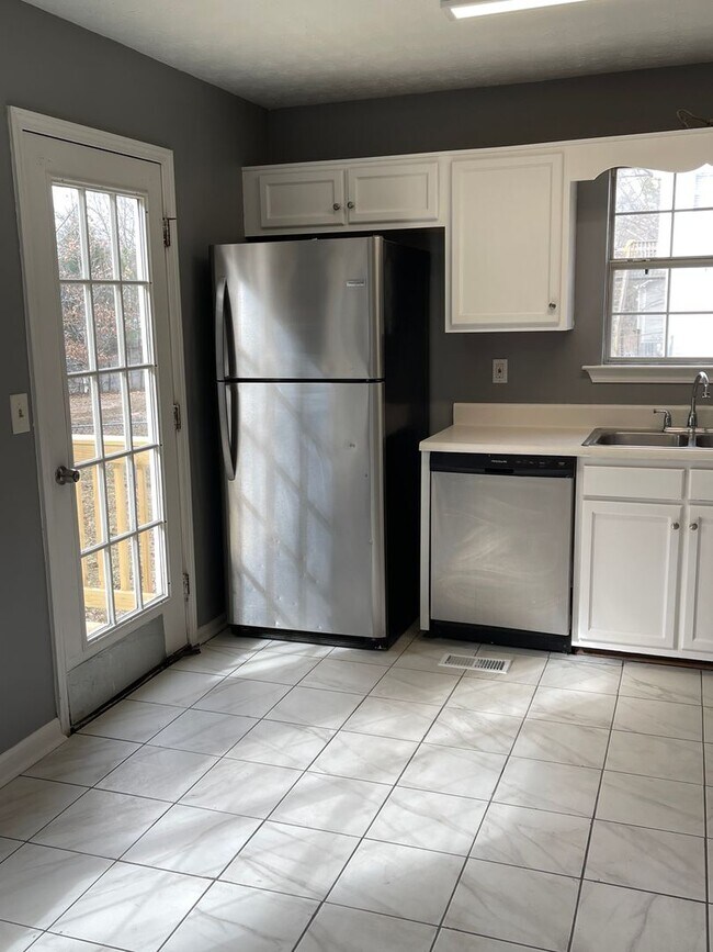 Building Photo - Split Foyer