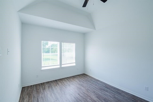 Building Photo - 3253 Real St