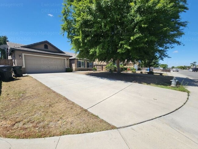 Building Photo - 5 bedrooms/ 2 baths Location Olive Dr/ Old...