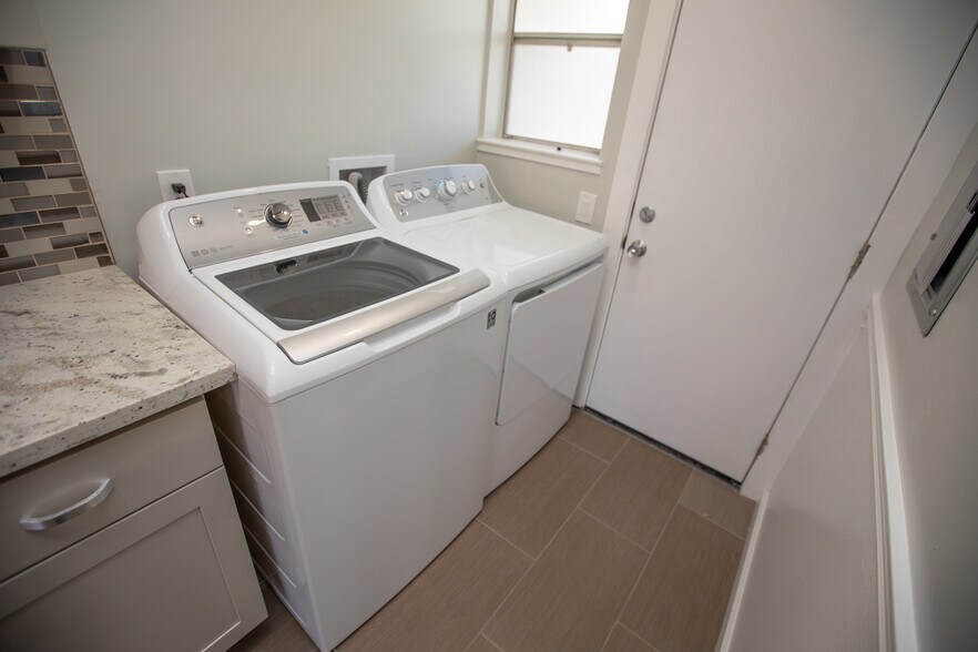 Building Photo - 2103 S Delaware St